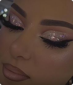 College Graduation Makeup Ideas, Dusty Pink Makeup Look, Pink Glitter Eyeshadow Looks, 15 Makeup Looks, Makeup Ideas For Quinceanera, Xv Makeup, Crown Eyeshadow, Sweet 16 Makeup, Quince Makeup