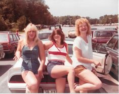 Just me and some sweet girls years ago. 90s Candid Photos, Authentic 70s Outfits, Picture Esthetics, 70s Outfits Summer, 80s Summer Fashion, Day Trip Outfit, 6 Flags, 80s Inspired Outfits, 80s Summer