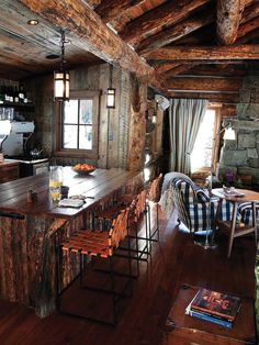 Pictures Of Kitchen Islands, Log Cabin Kitchen, Old Log Cabin, Dapur Rustic, Log Cabin Living, Log Cabin Ideas, Cabin Kitchen, Casa Country, Kitchen Island With Seating