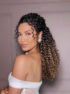 Penteado para noiva cacheada Insta @abrunalimaa Natural Hair Wedding, Curly Hair Beauty, Bridal Hair Inspiration, Black Curly Hair, Curly Hair Inspiration