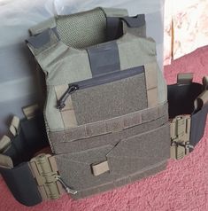 The low-profile FCSK version 2.0 is a proposition for all those who are looking for a light and at the same time practical solution for carrying records. Features: Tripple M4 Side poches > Conceal or open carry x 6 magazines. Made from 500D Ballistic Nylon Low Profile tactical Vest: It's designed to hug the upper torso and can be concealed beneath a jacket or worn outside of one Holds NATO standard L3A, LIII & L4 Strike plates front and back. If you need plates go to secutorarmour .  Com Flexibl Plate Carrier Setup, Plate Carrier Vest, Open Carry, Tactical Gear Loadout, Combat Gear, Plate Carrier, Tactical Vest, Military Outfit, Magazine Holders