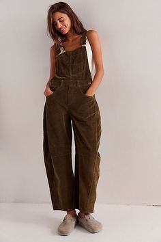 Best Baggy Overalls, Womens Winter Overalls, Best Overalls For Women, 2022 Overall Trends, Barrel Leg Overalls Outfit, Cord Dungarees Outfit, Overalls Cowgirl Outfit, Grungy Cottage Core, Sweater And Overalls Outfits