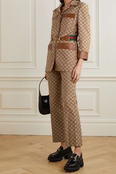 This jacket incorporates a number of the Gucci's signature emblems as a tribute to the archives and traditions of the house. It's made from cotton-blend canvas jacquard-woven with the monogram, which is also featured on the gold-tone buttons. Trimmed in tan leather, it has a slim silhouette with padded shoulders and an elasticated webbing belt with red and green stripes, as well as the recognizable horse bit. Wear yours with the matching pants. Gucci Clothes Women, Gucci Outfits Women, Gucci Outfit, Monogram Jacket, Gucci Jeans, Monogram Outfit, Gucci Jacket, Mode Costume, Jacquard Jacket