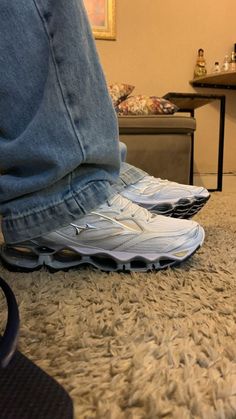 Mizuno Pro 6, Mens Fashion Week Street Style, Mizuno Shoes, Street Fashion Men Streetwear, Mens Outfit Inspiration, Retro Shoes, Swag Shoes, Mode Inspo, Pretty Shoes