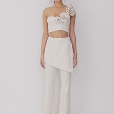 Glamorous Strapless Crop Top For Spring, Feminine Cropped Top For Night Out, Feminine Crop Top For Night Out, Spring Evening Cropped Bottoms, Spring High Waist Crop Top For Night Out, Chic Fitted Off-shoulder Crop Top, Elegant Off-shoulder Crop Top For Spring, Chic Fitted Crop Top For Spring, Flores Rose