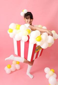 Popcorn Costume Diy, Popcorn Halloween Costume, Balloon Popcorn, Popcorn Halloween, Popcorn Costume, Balloon Halloween, Balloon Mosaic, Diy Popcorn