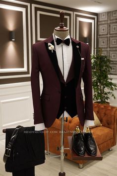 Discover the very best Herbert Burgundy 3-Piece Point Lapel Slim Fit Prom Mens Suit for work,prom and wedding occasions at Bradymensuit. Custom made Burgundy Peaked Lapel mens suits with high quality. Best Prom Suits, Prom Men, Tuxedo Colors, Prom For Guys, Prom Suits For Men, Evening Suit, Burgundy Suit, Slim Fit Tuxedo, Claret Red