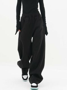 Shirt Tucked Into Sweatpants, Oversized High-waisted Pants, Baggy High Waist Athleisure Pants, High Waist Baggy Athleisure Pants, Oversized Straight Athleisure Pants, Athleisure Baggy High Waist Pants, Oversized Black Full-length Bottoms, Oversized Black Full Length Bottoms, Sporty Oversized Bottoms