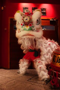 The Lion just before the big Lion dance started Two People Dancing, Machine Animals, Lion Dragon, Chinese Lion Dance, Chinese Dragons, Chinese Lion, Sculpting Materials, Chinese Folk Art, Lion Costume