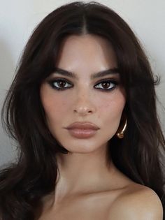 Red Lip Brunette, Basic Glowy Makeup, Makeup For Dark Features, 90s Supermodels Makeup, Romantic Natural Makeup, Dark Features Makeup, Sultry Glam Makeup, Elevated Natural Makeup, High Visual Weight Makeup Looks