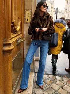 New Jeans 2025: 5 Jeans Trends To Try Now Popular Jeans, Flare Jeans Outfit, Black Bootcut Jeans, Chique Outfit, French Girls, Vogue Australia