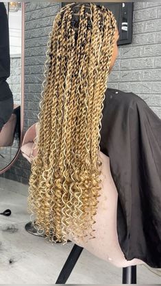 Blonde Twist Braids Black Women, Twist Goddess Braids Hairstyles, Blond Twist Braids Hairstyles, Blonde Black Hairstyles, Twists Braids With Curls, Twist Braids Hairstyles Ideas, Knotless Twists With Curls, Blonde And Brown Passion Twist, Twist Braids Hairstyles Blonde