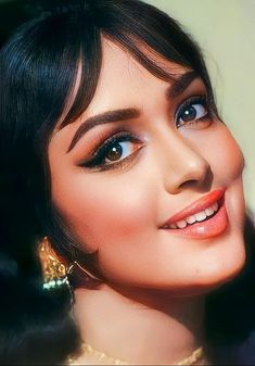 60s Bollywood Fashion, Celeb Makeup, Bollywood Makeup, Hema Malini, Bollywood Pictures, Persian Art Painting, Latest Simple Mehndi Designs, Women Painting