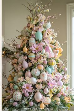 Pastel-themed Easter-inspired Christmas tree decorated with flowers and egg ornaments. Egg Christmas, Soft Flowers, Christmas Tree Decor Ideas, Tree Decor Ideas, Egg Ornaments, Christmas Tree Decorating Themes, Christmas Tree Decorating, Creative Christmas Trees, Unique Christmas Trees