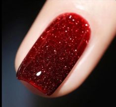 SIND SIE MÜDE VON NORMALEM NAGELLACK, DER NIE GENUG GLÄNZT? Unsere spezielle Formel sorgt dafür, dass der Glitter dicht und gleichmäßig verteilt ist. Das bedeutet, dass Sie bei jeder Anwendung auf Ihren Nägeln ein schönes, einheitliches Aussehen erhalten. Unser hochverdichteter Glitter-Gel-Lack verleiht Ihnen die schillernden Nägel, die Sie sich schon immer gewünscht haben. Erleben Sie den Unterschied mit unserem High-Density-Glitter-Gel-Lack. Machen Sie sich bereit, mit jeder Anwendung mehr zu strahlen und sich selbstbewusster zu fühlen. Ihre Nägel verdienen nur das Beste, und unser Glitzer-Gellack bietet Ihnen genau das. SIND SIE FRUSTRIERT VON NAGELLACK, DER SCHON NACH WENIGEN TAGEN ABSPLITTERT UND VERBLASST? Unser Gellack bietet einen dauerhaften Glanz, der bis zu 28 Tage lang schön bl Glitter Gel Polish, Glitter Gel, Base Coat, Gel Polish, Manicure, Nail Polish, Glitter, Van, Makeup