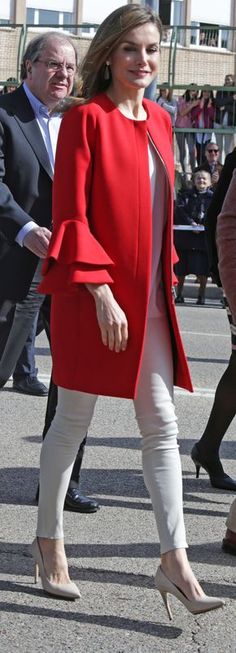 Winter's Bone, Dress Winter Outfit, Elegant Wear, Gown Red, Winter Dress Outfits, Cape Jacket, Dress Winter, Ideas For Wedding, Red Coat