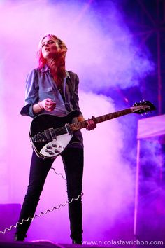 alison mosshart Guitar Woman, Disco Lemonade, Wolf Alice, Girl Punk, Guitar Girl, Female Guitarist, Female Musicians, Metal Girl