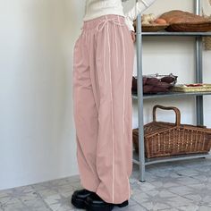 Product information: Material: Polyester Style: Casual/Street/Y2K/Punk/Hip Pop Features: Loose fit. elastic waist Colour: pinkSize Information: Pink Top Black Pants, Sporty Y2k, Preppy Punk, Pink Cargo Pants, Girl Sweatpants, Baggy Sweatpants, Pants Y2k, Streetwear Mode, Vintage Preppy