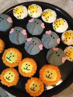 there are many cupcakes that have been decorated to look like elephants and lions