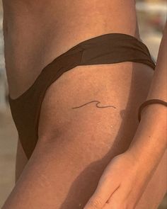 Ocean Tattoo Ideas, Wellen Tattoo, Rad Tattoos, Side Hip Tattoos, Beachy Tattoos, Small Wave Tattoo, Surf Tattoo, Walking Art, Ocean Tattoo