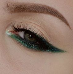 Green Homecoming Makeup Looks, Simple Green Prom Makeup, Hunter Green Eyeshadow Looks, Emerald Green Prom Makeup Simple, Forest Green Makeup Look, Green Eye Makeup Hooded Eyes, Emerald Green Make Up, Green Prom Makeup Looks, Green Makeup Looks Simple