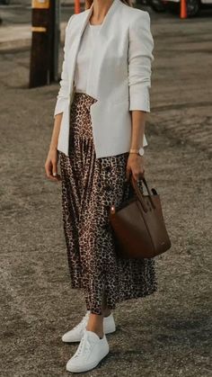 White Blazer Outfits, Rok Outfit, Rock Outfit, Leopard Print Skirt, Mode Casual, Modest Clothing, Skirt Midi, 가을 패션, White Jacket