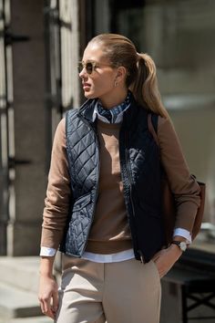 Gilet Outfit, Beige Hose, Quilted Gilet, Country Fashion, Vest Outfits, Quilted Vest, Cumbria, Classic Outfits, Fall Winter Outfits