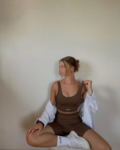 Athleisure Outfits Casual, Brown Activewear, Friday Style, Blazer Look, Girl Walk, Shorts Linen, Crop Bra, Casual Styles