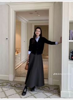 Japanese Professional Fashion, Japanese Formal Outfit, Modest Corporate Outfits, Modest Work Outfits, Rok Outfit, Uni Outfits, Classy Work Outfits, Fashion Mistakes, Modest Fashion Outfits