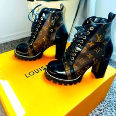 Size 36 Louis Vuitton Outfit, Louis Vuitton Shoes Sneakers, Shoes Louis Vuitton, Pretty Sneakers, Weave Ponytail, Louis Vuitton Boots, Birthday Hairstyles, Louis Vuitton Color, Lv Shoes