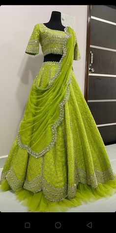 Mehndi Lahnga Design, Half Saree Designs For Engagement, Lehangas For Engagement, Engagement Dress For Bride Indian Lehenga Choli, Mehndi Lehnga Designs, Engagement Lehangas, Lehnga Designs Indian Weddings, Lehanga Models, Shopping In Tokyo