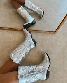 Botas Western, Shoes Chunky, Embroidered Boots, Silver Bling, Boots Cowboy, Western Boots Women, Spike Heels, Cowboy And Cowgirl, Boots Outfit