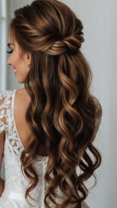 Planning the perfect bridal look can be just as important as choosing the right dress, and for brides with long hair, the options are endless. Long hair allows for a variety of elegant, romantic, and sophisticated hairstyles that can complement any wedding theme or personal style. Boho Braids Half Up Half Down, Boho Updo Hairstyles, Bridal Hairstyles For Long Hair, Vintage Wedding Hairstyles, Braid Half Up Half Down, Elegant Veils, Boho Updo, Jamaica Wedding