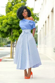 Stile Casual Chic, Classy Skirts, Style Pantry, Mode Turban, Maxi Rok, Striped Midi Skirt, Classy Dress Outfits, Chambray Top, African Print Fashion Dresses