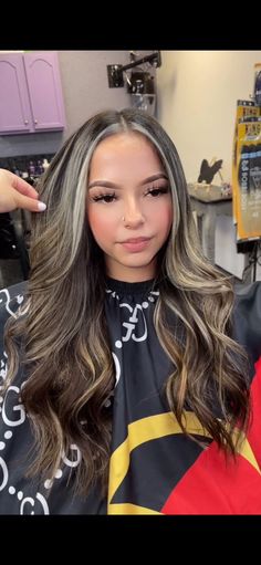 Black With Chunky Blonde Highlights, Dark Hair With Blonde Highlights Medium, Dementional Hair Brown, Subtle Money Piece Blonde, Streaky Blonde Highlights, Balayage Latina, Ashy Blonde Highlights On Dark Hair, Gray Highlights On Dark Hair, Mommy Hair Makeover