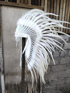 Medium Indian Headdress Replica made with white rooster feathers and cream stone in the front This great adult headdress is entirely handmade and truly adorable. Perfect photography prop for your special ocasion. Ties in the back for a perfect fit. This will be precious for your costume, or even room decor. Head circumference: 59 centimeters / 23 inches ✈️ Worldwide shipping 🐤 I only use authentic feathers ⛺️ I guarantee highest quality, 100% hand-crafted White Ostrich Feather Wedding Headpiece, White Ostrich Feather Headpiece With Feather Trim, Bohemian White Headpiece For Festival, Cream Stone, Black Rooster, Indian Headdress, Rooster Feathers, Real Turquoise, Costume Hats