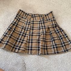 Never Worn Trendy Pleated Brown Bottoms, Casual Brown Pleated Skort, Trendy Pleated Brown Mini Skirt, Trendy Brown Pleated Mini Skirt, Casual Brown Pleated Mini Skirt, Trendy Brown Skort For Spring, Trendy Brown Pleated Skort, Retro Brown Skort For Spring, Skirts Plaid