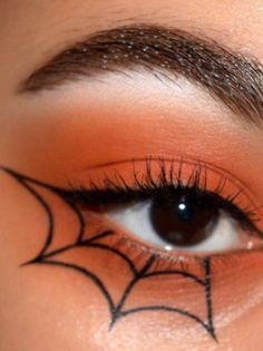 10 maquillajes de Halloween que puedes hacer de último momento How To Do Spider Web Eyeliner, Web Eyeliner Spider, Eye Make Up Halloween, Halloweenské Líčení Easy, Halloween Make Up Pretty, Eyeliner Ideas Halloween, Spider Eyeliner Makeup, Spider Web Liner