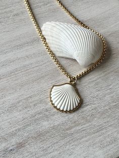 This shell necklace exudes elegance in every line and curve. Its radiant yellow gold hue captures the sun's warmth, while the shell's scalloped edges evoke feminine charm. This necklace is the perfect gift for a woman whose style is simple yet elegance. Shell-shaped Necklace With Adjustable Chain, Gold Shell-shaped Necklace, Gold Shell-shaped Necklace With Adjustable Chain, Coastal Fashion, Ocean Jewelry, Beach Inspired, Shell Necklaces, Summer Accessories, Stylish Jewelry