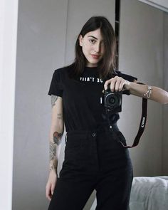 Cool Shirt Designs, Tattoed Women, Woman Outfit, Witchy Fashion, Minimal Outfit, Aesthetic Look, Loose Outfit, Work Looks, Work Outfits Women