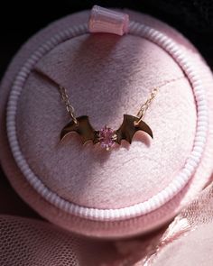 Morticia Bat Necklace Promotion Accesorios Dark, Bracelet Ideas Gold, Bat Pendant, Bat Necklace, Gothic Elegance, Necklace Aesthetic, Dark Elegance, Aesthetic Rings, Dark Jewelry