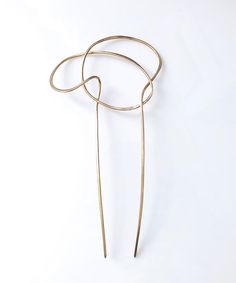 A play of light bouncing off of brass. Laid back sculptural glamour, this hairpin holds fine or thick hair. It's great to accent a sleek chignon or a messy bun This hair fork is hand shaped and hammered with thick gauge raw brass that will patina with time. Total length is 7 inches, the hair pin section is 4 3/4 inches long. The ends of the hair fork have rounded points. Sleek Chignon, Large Barrette, Hair Bun Pin, Brass Hair Pin, Hair Forks, Bun Pins, A Messy Bun, Ceramic Hair, Hair Fork