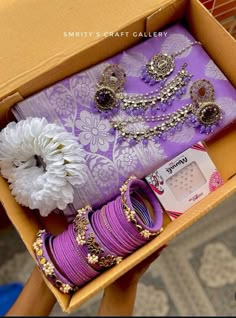 Nikkah Gift Ideas For Bride, Jwellery Packing Ideas, Saree Gift Packing Ideas, Wedding Taals, Small Hamper, Gifts For Partner, Bridesmaids Saree, Bridesmaid Indian