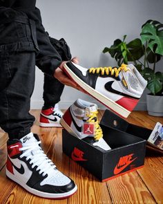 Jordan Collection, Urban Sneakers, Jacquemus Bag, New Jordans Shoes, Nike Shoes Jordans, Outfit Shop, Nike Shoes Air Max, Jordan 1s, Sneaker Stores