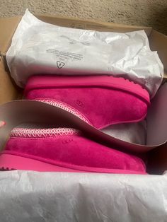 Girls Wishlist, Cute Uggs, Pretty Sneakers, Pink Uggs, Ugg Tasman Slippers, Pretty Shoes Sneakers, Kicks Shoes, Shoes Outfit Fashion, Black Uggs