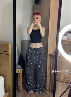 Summer Pijama Aesthetic, Night Clothes Aesthetic, Lazy Pajama Outfit, Pjamamas Outfit Y2k, Pj Fits For School, Tomboy Pajamas, Pajamas Grunge, Comfy Sleeping Outfits, Pj Pants Aesthetic