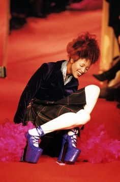 Vivienne Westwood Heels, Vivienne Westwood Shoes, Chrissie Hynde, Fashion Designers Famous, Photographie Portrait Inspiration, Carla Bruni, Joan Collins