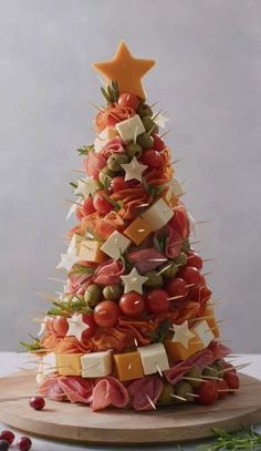 Aldi Party Food, Charcuterie Christmas Tree, Party Food Christmas, Food Christmas Tree, Charcuterie Christmas, Christmas Appetizers Easy, Food Christmas, Painting Concrete Porch