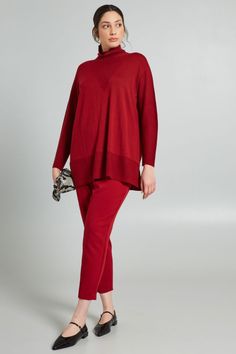 Loose-fit sweater in wool blend yarn, with raised details, high neck, long sleeves and side slits at the hem. Loose Fit Sweater, Invisible Zip, Wool Blend Sweater, Red Sweaters, Wool Blend, High Neck, Knitwear, Loose Fitting, Trousers