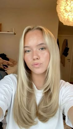 Long Blonde Hair With Face Framing Layers, Scandinavian Hairstyles Woman, Longer Curtain Bangs Straight Hair, Blonde Hair Front Layers, Lightly Layered Hair Medium, Hair Cuts For Blonde Hair, Blonde Hair Face Framing Layers, Haircuts For Straight Blonde Hair, Layers On Blonde Hair